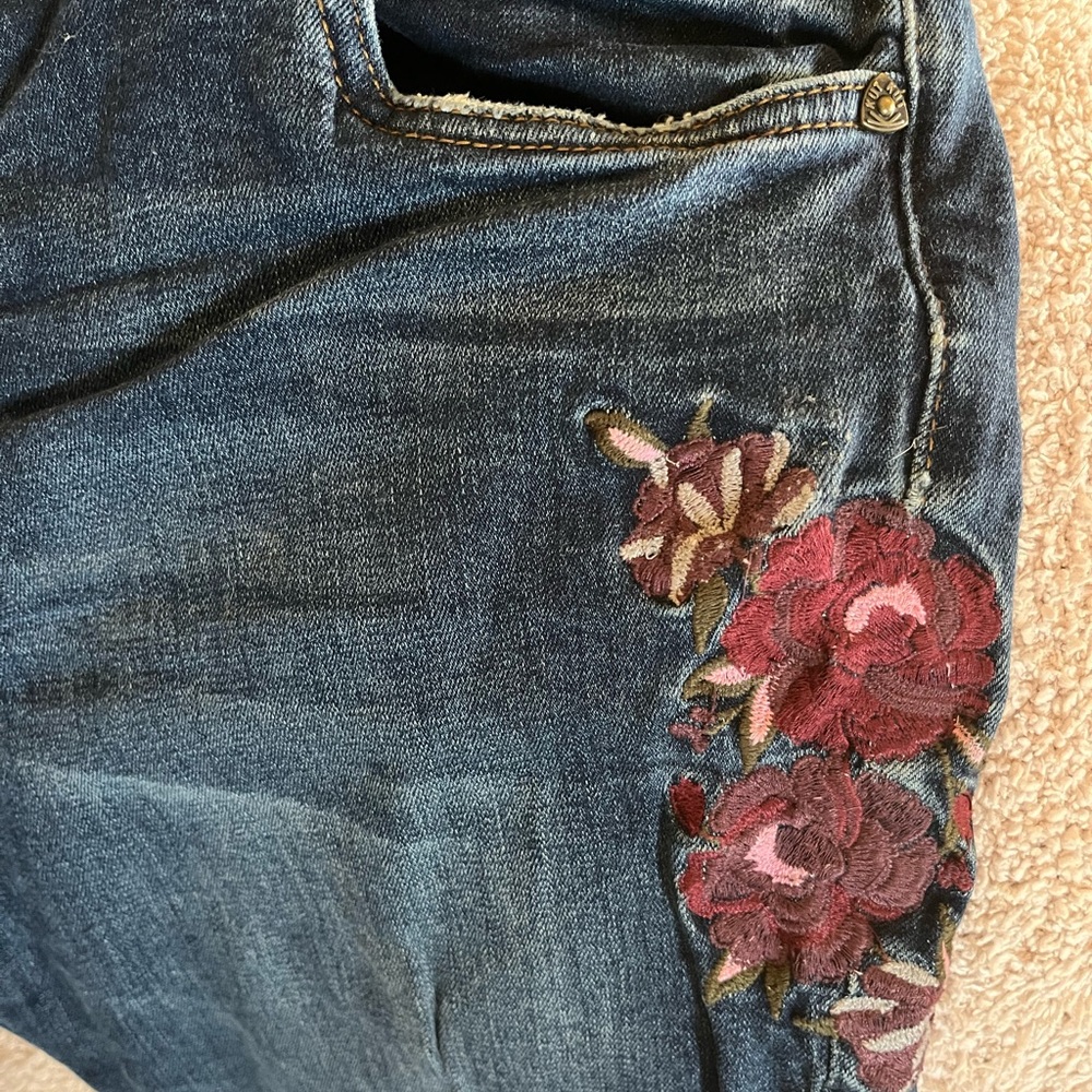 Liquidating!
Kut from the Kloth Dark Blue Cropped Jeans with Floral Embroidery - Picture 2 of 3
